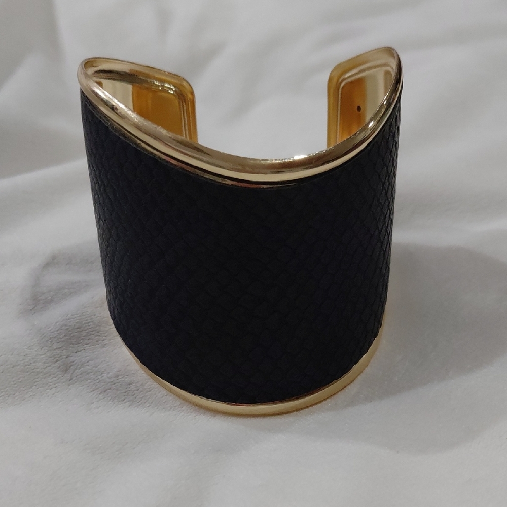 Time and Tru Black and Gold Textured Bracelet